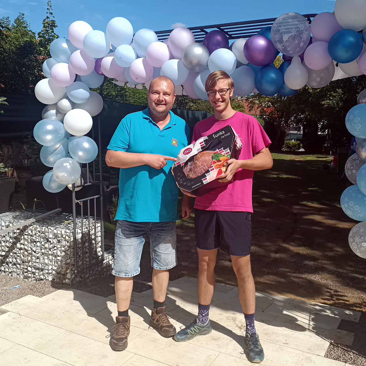 Hvězdou narozeninové oslavy v Příbrami! Krajánek Petr přivezl šunku panu Jaroslavovi