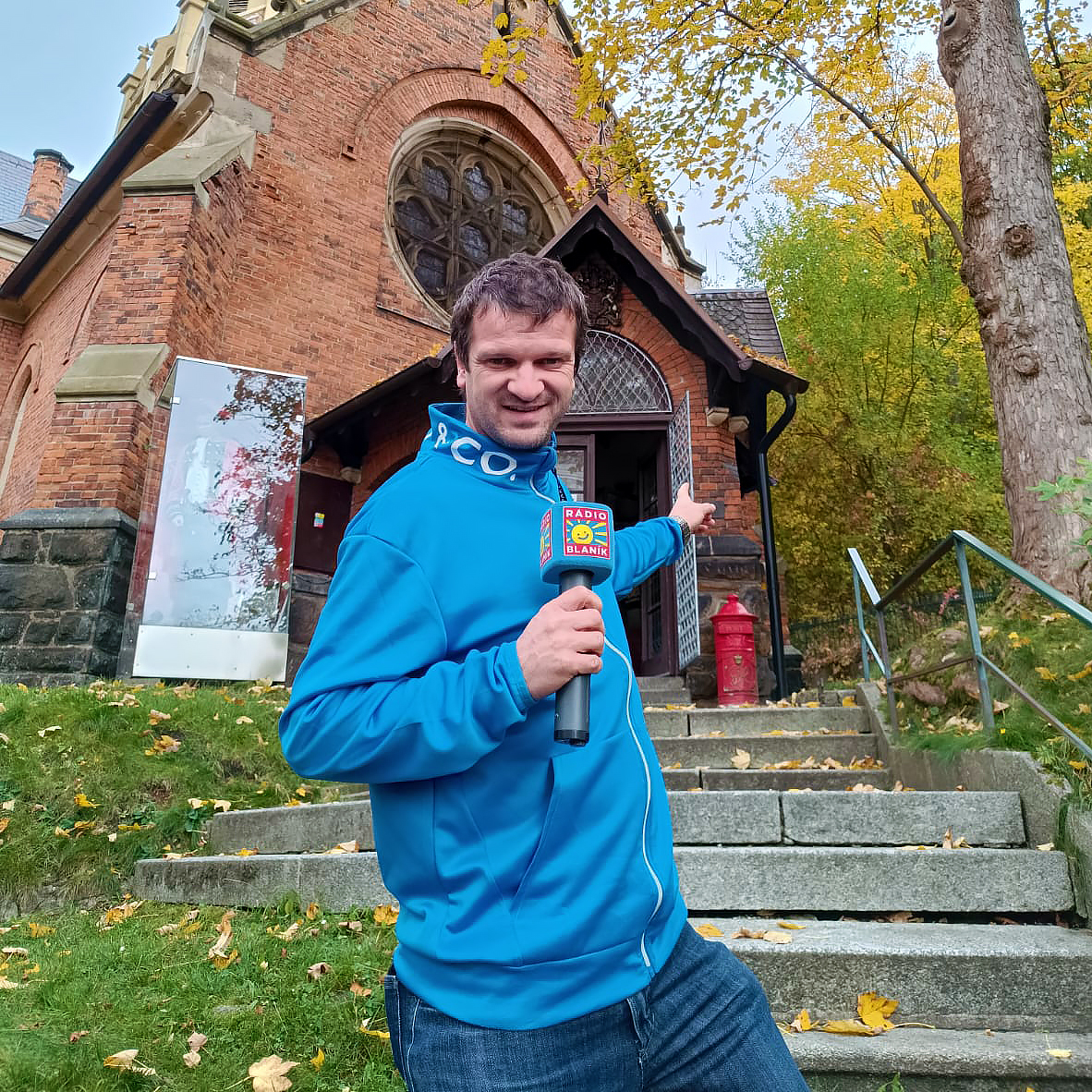 Podejte si ruku s králem a vyfoťte se s hvězdami! Krajánek objevil unikát v Karlových Varech.