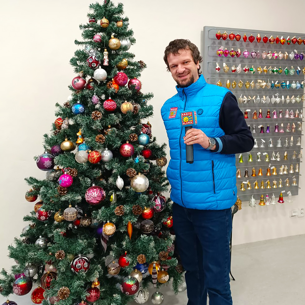 Kde se rodí vánoční kouzlo: Vlasta nahlédl do výroby ozdob IRISA Vsetín!