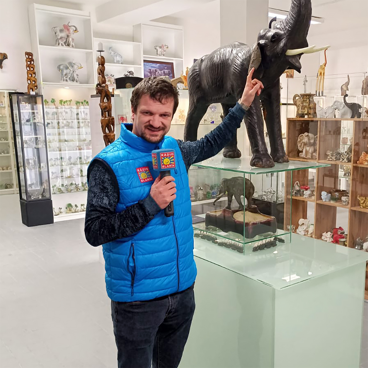 Vlasta Suk mezi dvaceti tisíci slony: Unikát v Bochově na Karlovarsku!