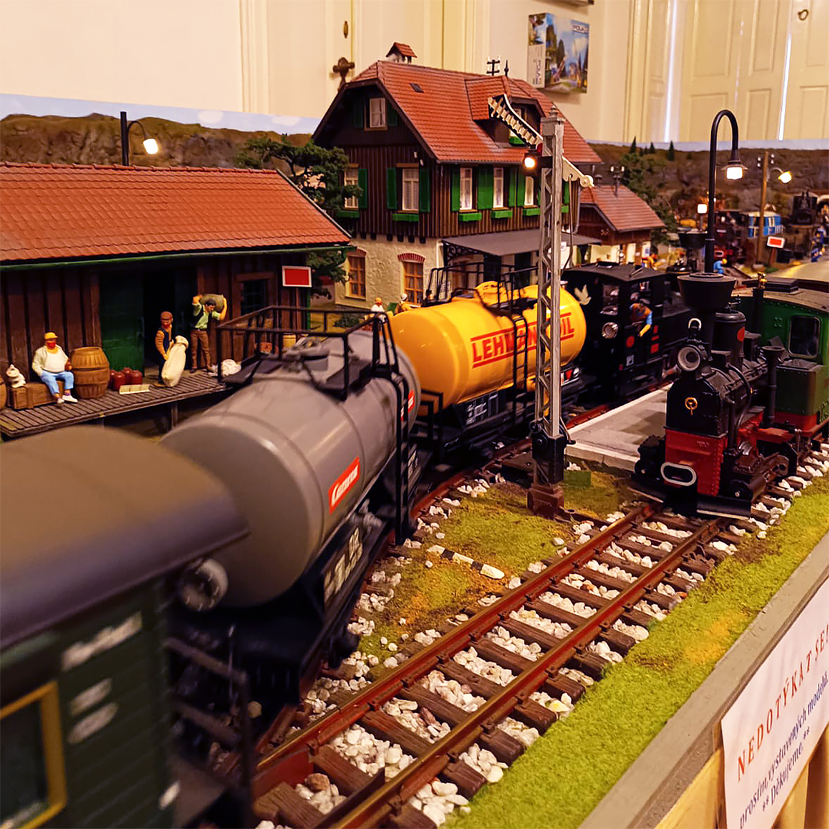 Vláčky i historie na severu Čech: Vlasta Suk prozkoumal zámek Trmice!