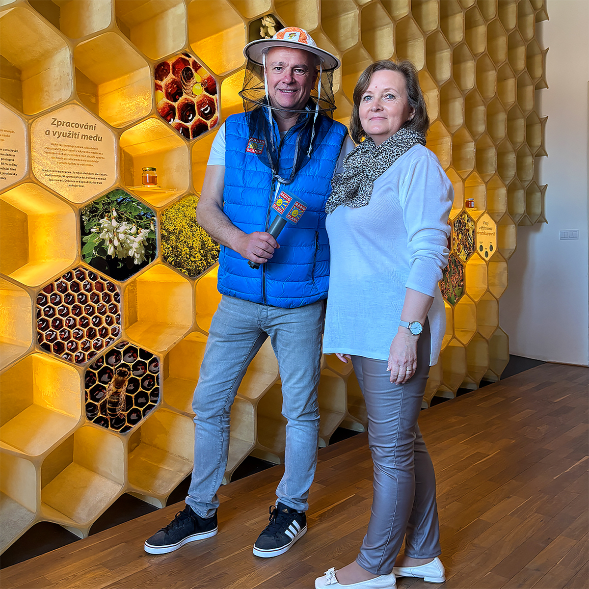 Fascinující život včel zblízka: Martin Císař prozkoumal expozici Včelí svět v Hulicích!