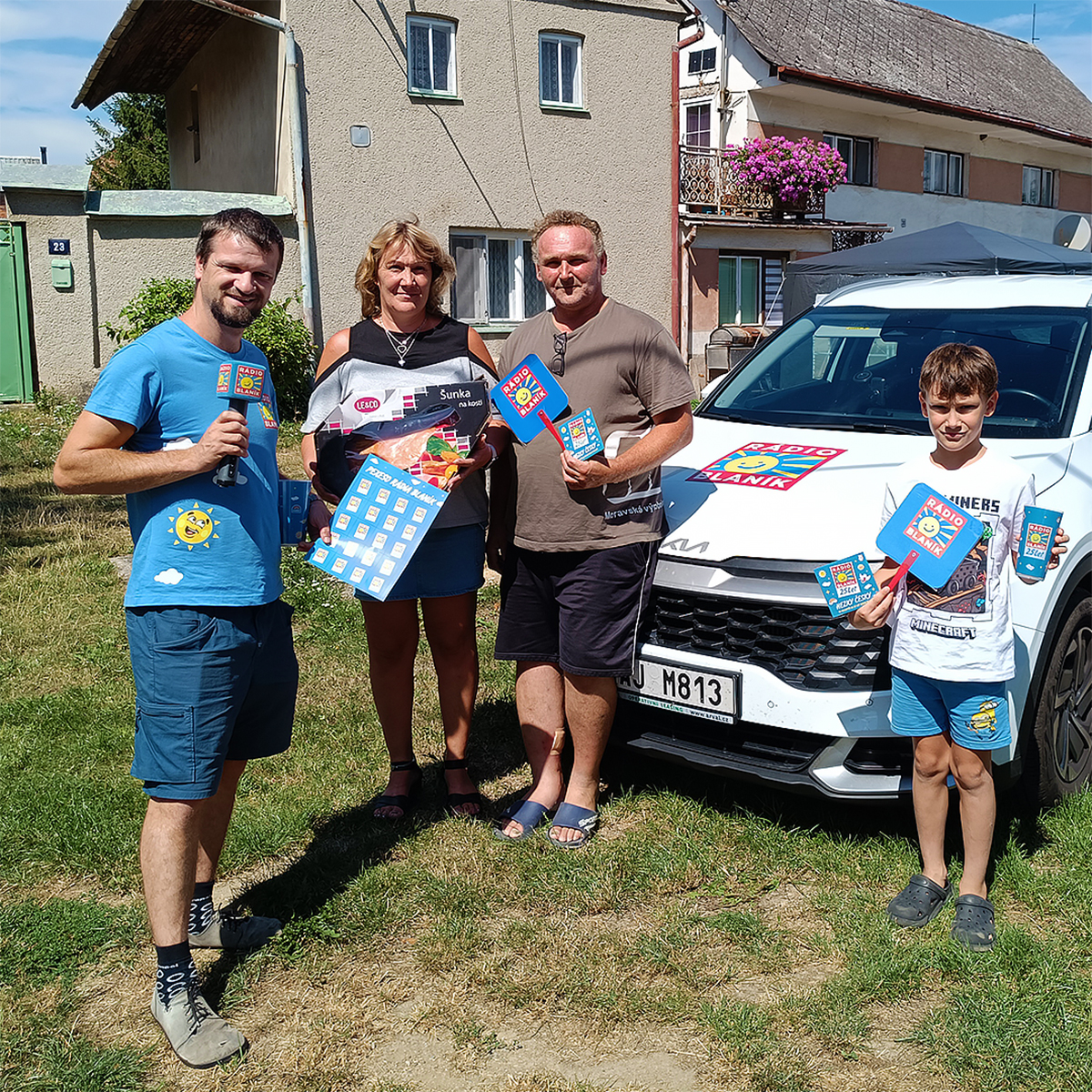 Krajánek naděloval na Olomoucku! Paní Jana dostala k narozeninám obří šunku
