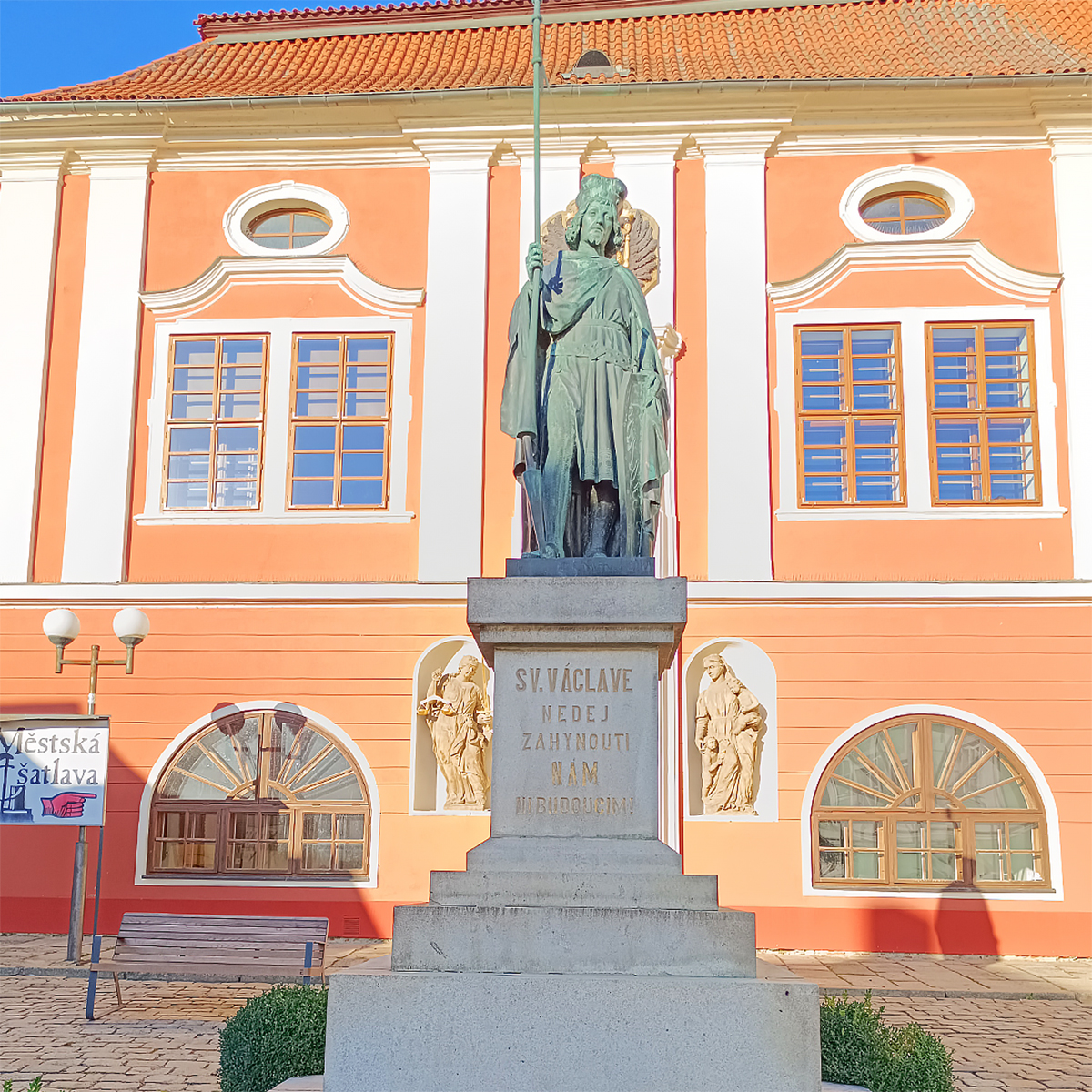 Krajánek Vlasta Suk v Pelhřimově: Objevte město rekordů i nádherné historické náměstí!